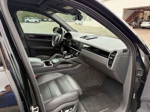 Used 2020 Porsche Cayenne image 9