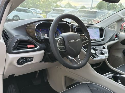 Used 2023 Chrysler Pacifica Limited FWD image 10