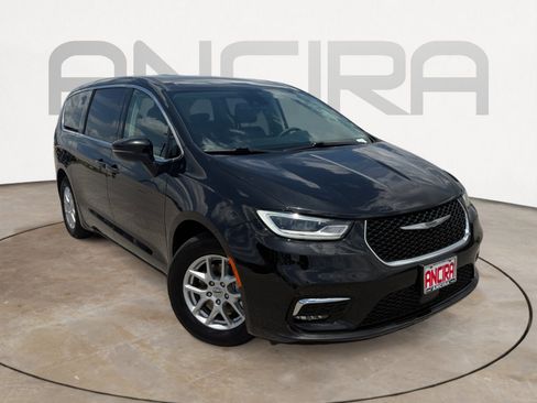Used 2023 Chrysler Pacifica Touring-L FWD image 4