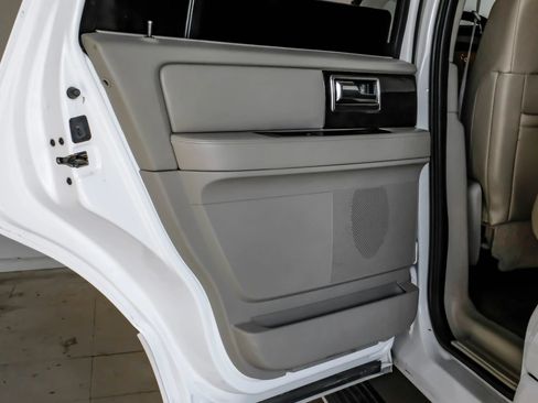 Used 2015 Lincoln Navigator 2WD image 38
