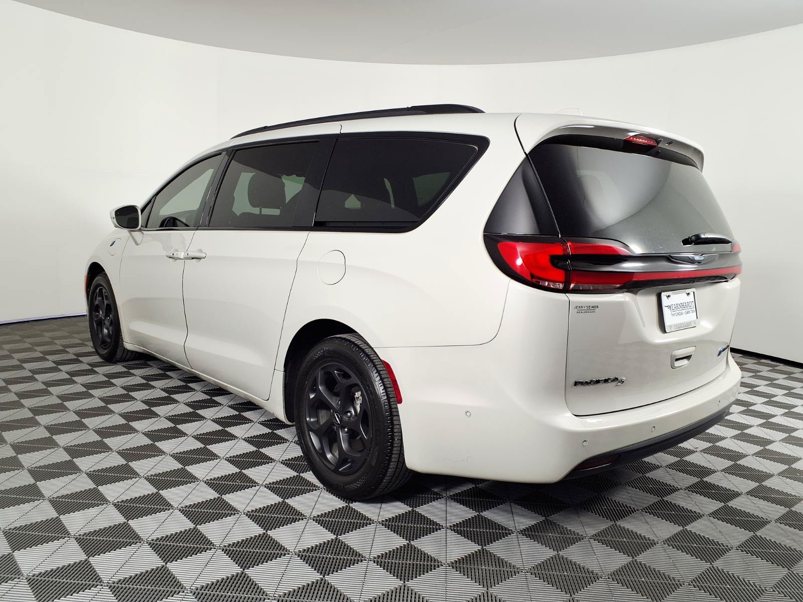 Used 2021 Chrysler Pacifica Limited w/ Premium & Safety Sphere Group FWD image 6
