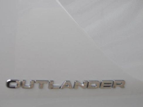 New 2026 Mitsubishi Outlander SE image 8
