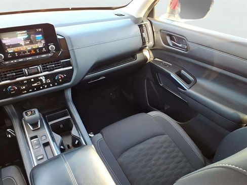 Used 2023 Nissan Pathfinder SV image 13