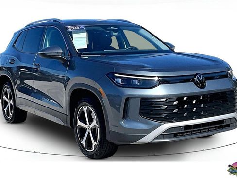 Certified 2025 Volkswagen Tiguan SE image 1