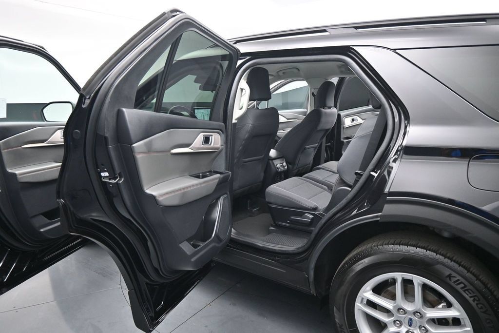 Used 2025 Ford Explorer Active AWD/4WD image 19