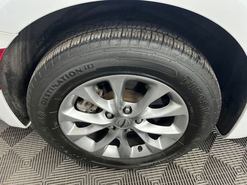 Used 2023 Chrysler Pacifica Touring-L image 33