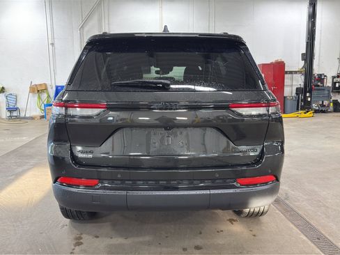 Used 2024 Jeep Grand Cherokee Limited w/ Black Appearance Package image 5