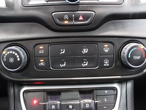 Used 2024 GMC Terrain SLE image 7