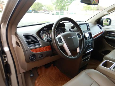 Used 2014 Chrysler Town & Country Touring FWD image 12