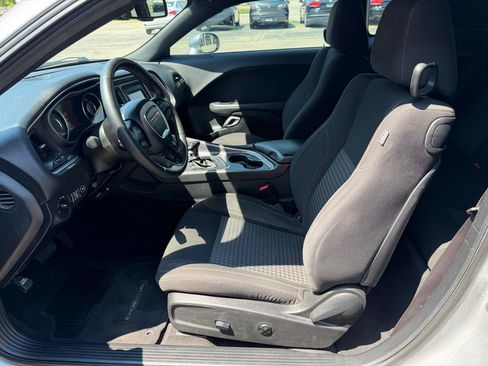Used 2015 Dodge Challenger SXT w/ Driver Convenience Group RWD image 11