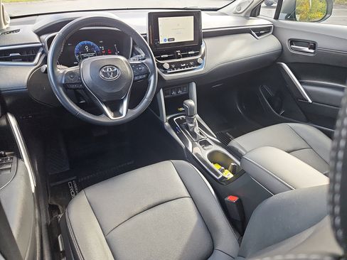 Used 2023 Toyota Corolla Cross XLE image 3