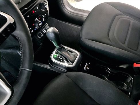 Used 2019 Jeep Renegade Latitude image 17