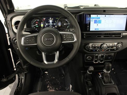 Used 2025 Jeep Wrangler Unlimited Sahara AWD/4WD image 10