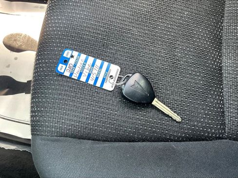 Used 2010 Pontiac Vibe w/ Preferred Package FWD image 32