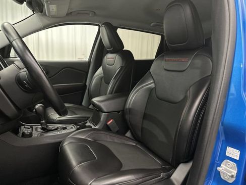 Used 2019 Jeep Cherokee Trailhawk w/ Cold Weather Group AWD/4WD image 17