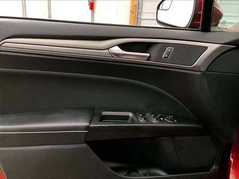 Used 2018 Ford Fusion SE w/ Fusion SE Technology Package FWD image 23
