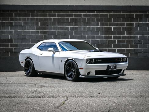 Used 2016 Dodge Challenger R/T Scat Pack RWD image 2