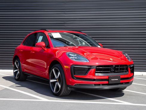 Certified 2026 Porsche Macan AWD/4WD image 7