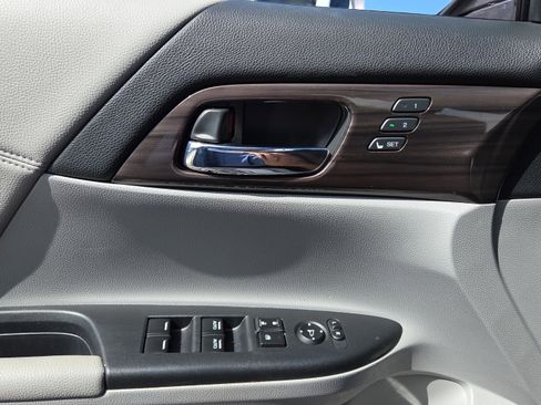 Used 2017 Honda Accord Touring image 39
