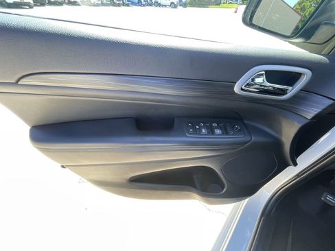 Used 2020 Jeep Grand Cherokee Altitude AWD/4WD image 12