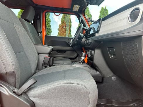 Used 2025 Jeep Wrangler Unlimited Sahara w/ Safety Group AWD/4WD image 28