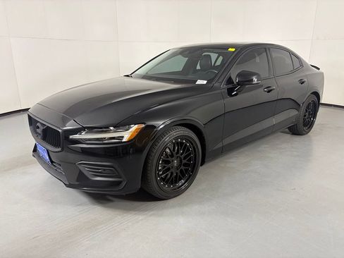 Used 2020 Volvo S60 T5 Momentum FWD image 4