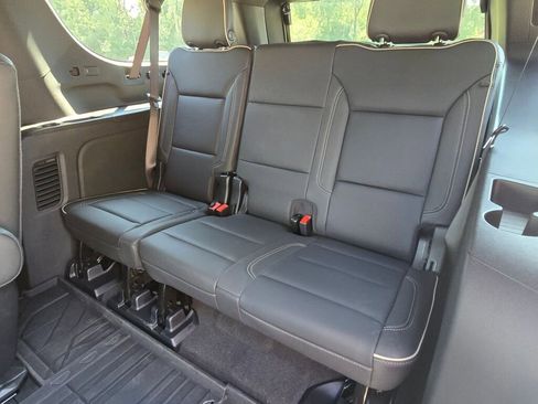 Used 2025 Chevrolet Suburban Premier image 21