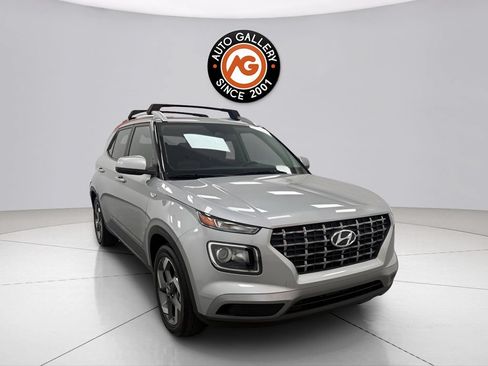 Used 2025 Hyundai Venue SEL FWD image 1