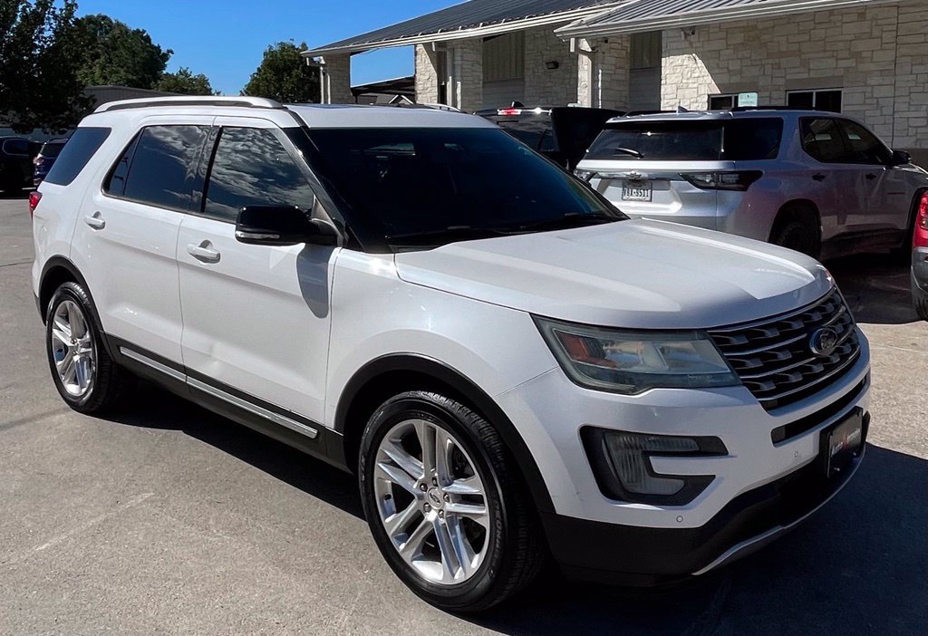 Used 2017 Ford Explorer XLT w/ Equipment Group 202A FWD image 3