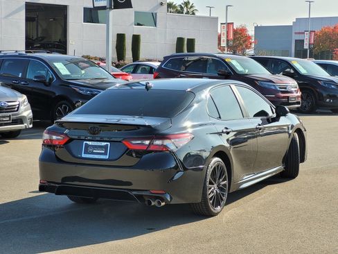 Used 2022 Toyota Camry SE image 5