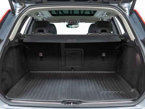 Certified 2023 Volvo XC60 B5 Plus w/ Climate Package AWD/4WD image 10