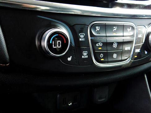 Used 2020 Chevrolet Traverse LT w/ Driver Confidence II Package AWD/4WD image 22