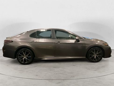 Used 2023 Toyota Camry SE image 6