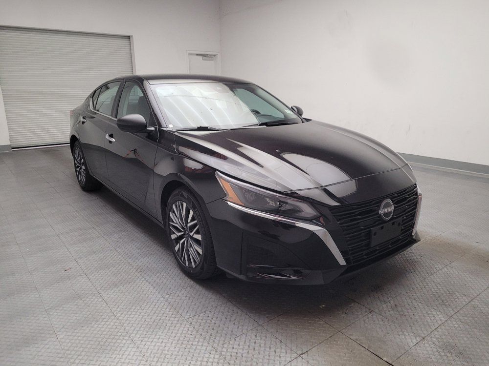 Used 2025 Nissan Altima 2.5 SV FWD image 13