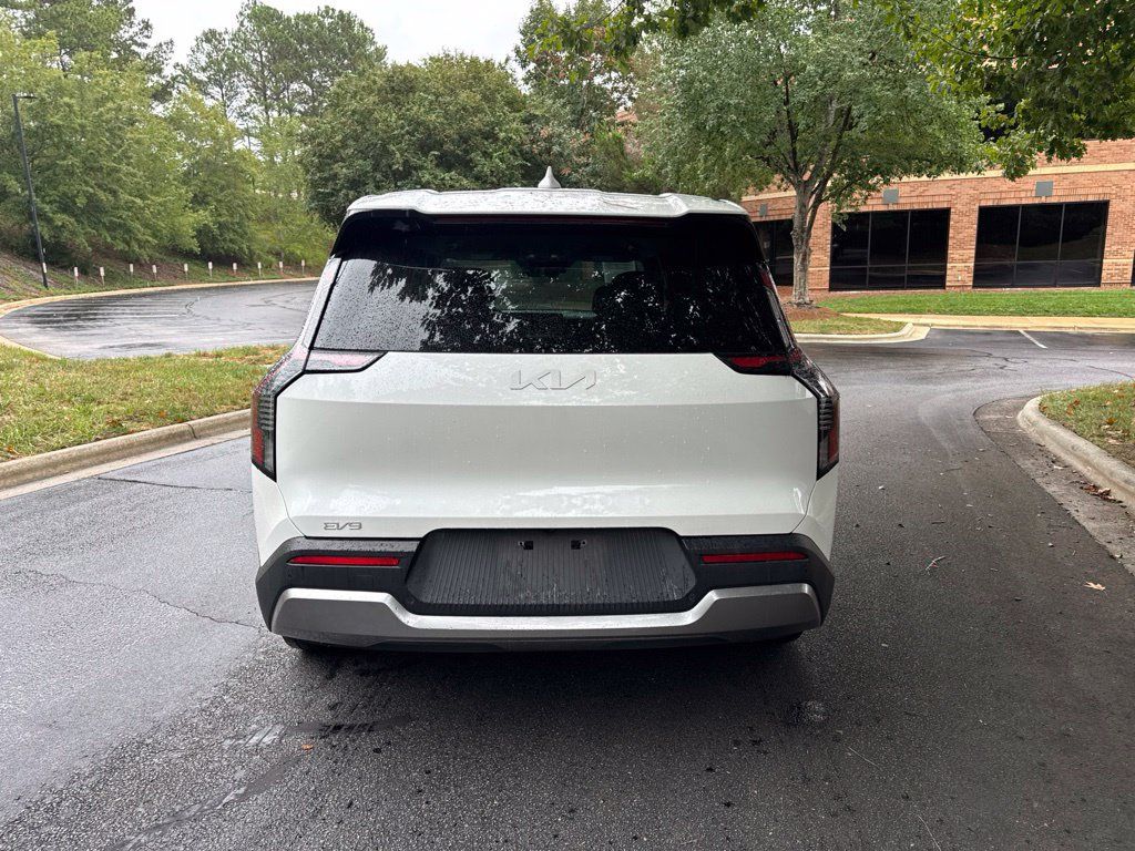Used 2024 Kia EV9 Light Long Range RWD image 5