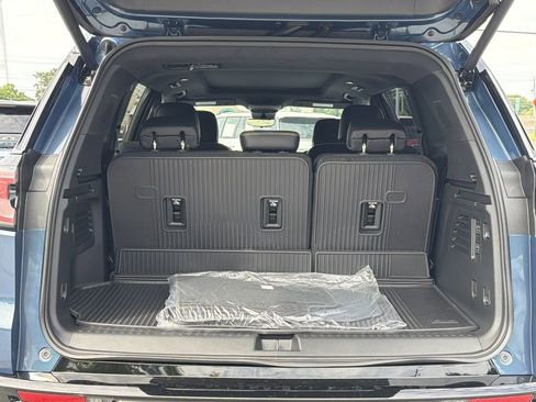 New 2026 GMC Acadia Denali Ultimate w/ LPO, Floor Liner Package AWD/4WD image 18