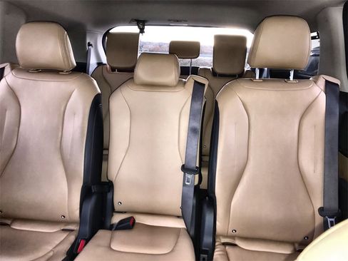 Used 2024 Kia Carnival EX image 22