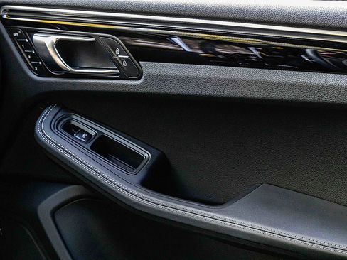 Used 2022 Porsche Macan image 16