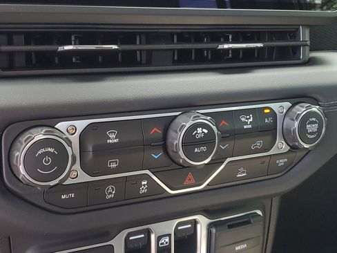 Used 2025 Jeep Gladiator Mojave AWD/4WD image 10