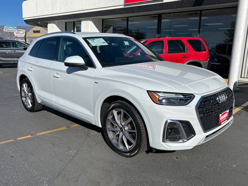 Used 2023 Audi Q5 e Premium Plus w/ Premium Plus Package image 2