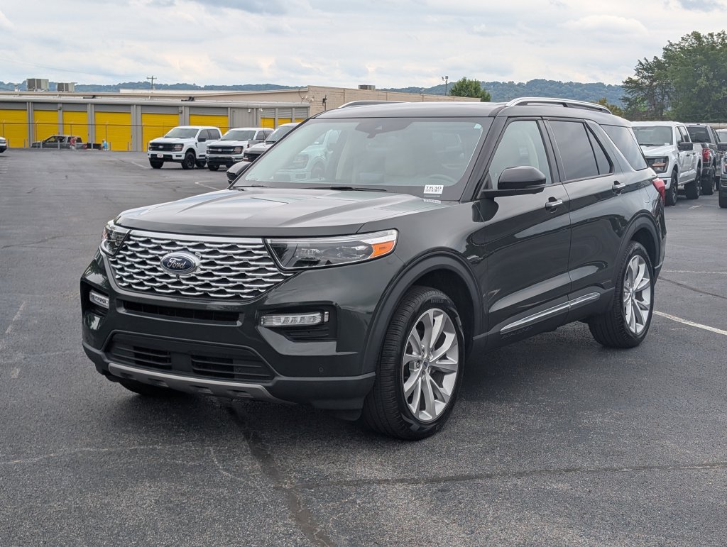 Used 2023 Ford Explorer Platinum w/ Technology Package AWD/4WD image 3