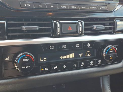 Used 2025 Nissan Pathfinder SL AWD/4WD image 32