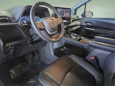 Certified 2025 Toyota Sienna XSE image 21