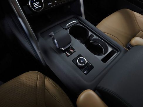 Used 2025 Land Rover Discovery Dynamic SE image 35