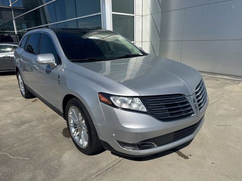 Used 2019 Lincoln MKT AWD image 1