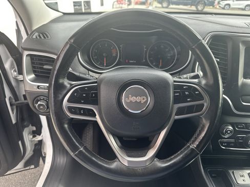 Used 2019 Jeep Cherokee Latitude w/ Cold Weather Group FWD image 11