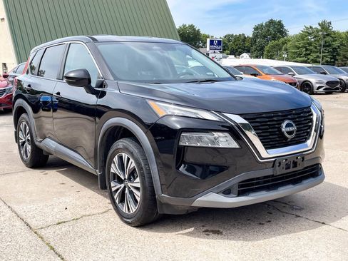 Used 2022 Nissan Rogue SV image 2
