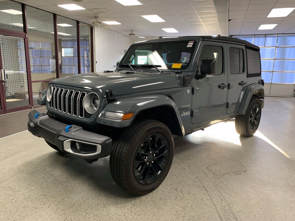 Used 2024 Jeep Wrangler Unlimited Sahara w/ Technology Group AWD/4WD image 4