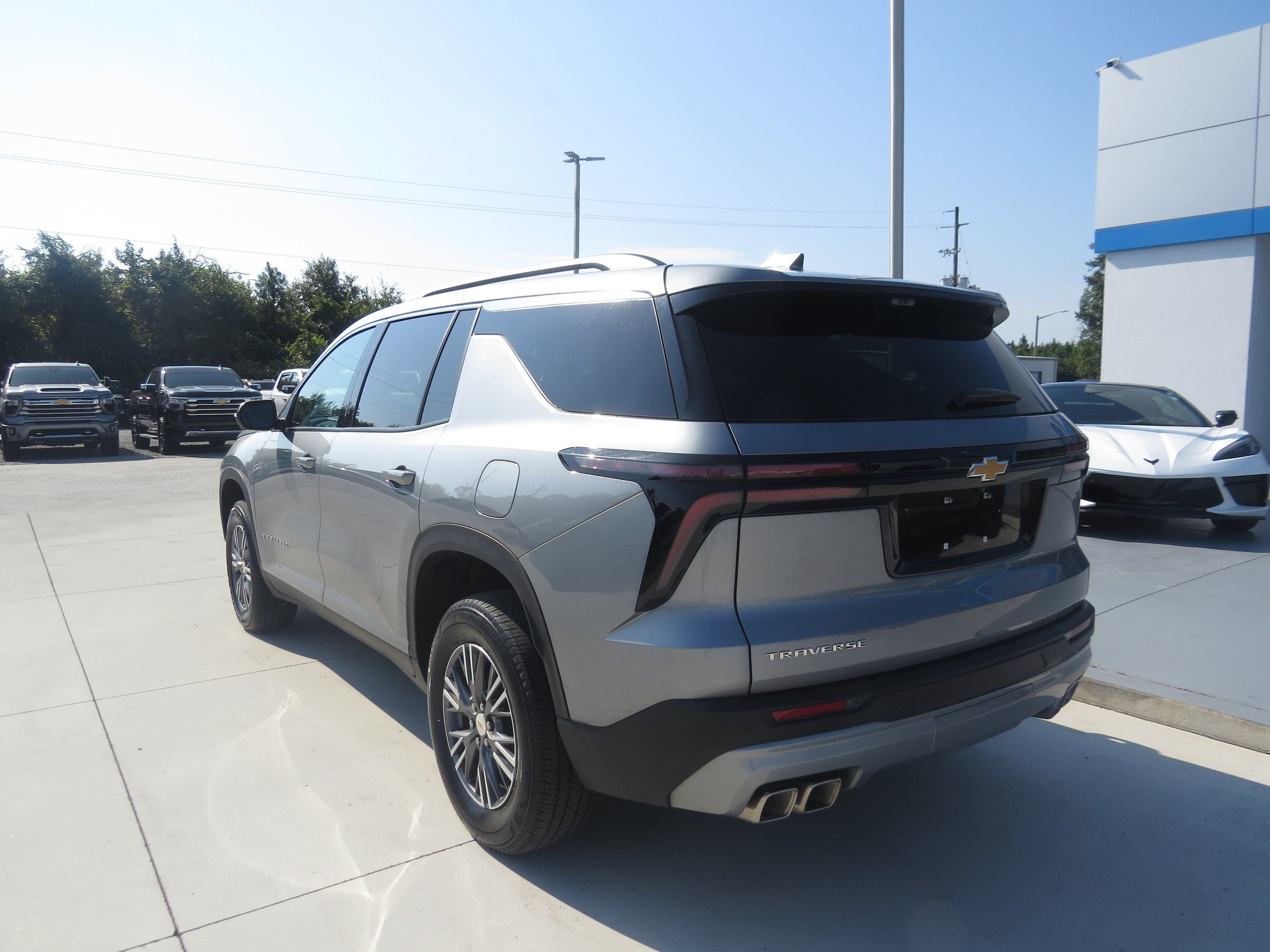 Used 2026 Chevrolet Traverse LT w/ Driver Confidence Package FWD image 7