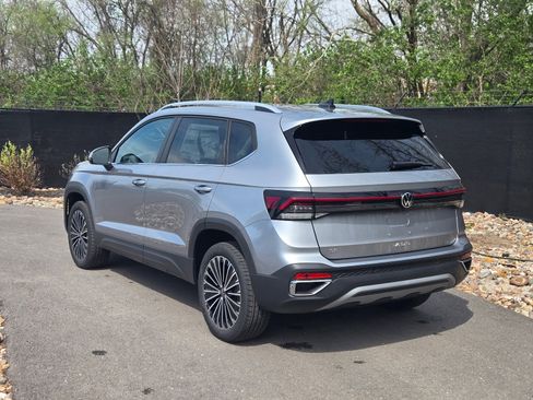 New 2026 Volkswagen Taos SE FWD image 5